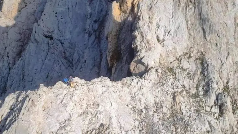 Los dos montañeros en Picos de Europa.