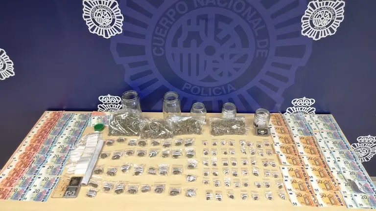 Dinero y drogas incautadas por la Policía Nacional.