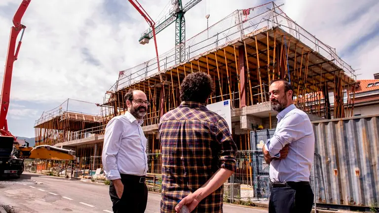 Visita a las obras de la Tecnoteca, en Torrelavega.