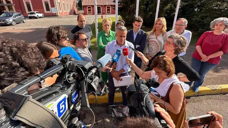 El PSOE considera que el consejero no es un buen ejemplo para la ciudadanía.