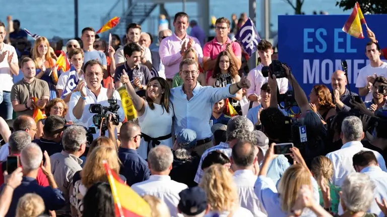 Los candidatos durante su intervención en Santander.
