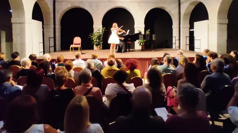 Actuaci&oacute;n en los Caprichos Musicales en Comillas.