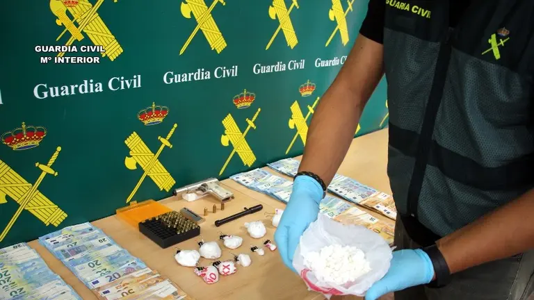Dinero y droga incautada por la Guardia Civil.
