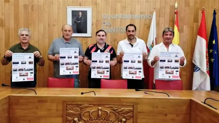 Presentaci&oacute;n del Festival del Folclore en el Ayuntamiento de Santo&ntilde;a.