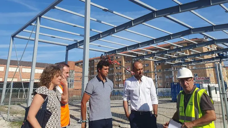 Visita a las obras de la cubierta de la pista deportiva Nueva Ciudad.