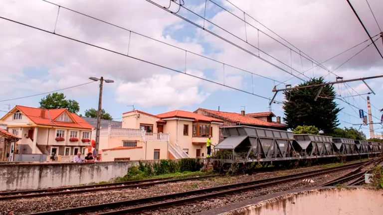 Vagones en las vías de tren en Barreda.