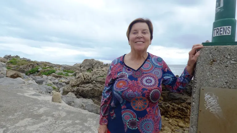 Bernardina Carral cerca de los acantilados de Quejo. R.A.