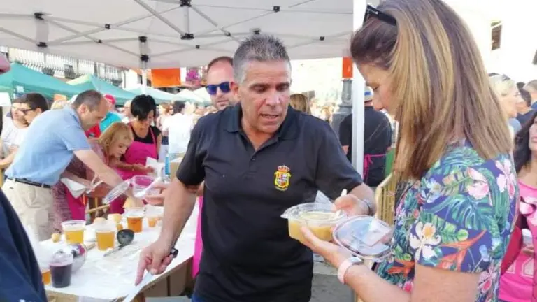 El alcalde Argo&ntilde;os sirve el marmite en Ancillo. R.A.