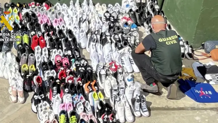 Zapatillas intervenidas en los mercados.
