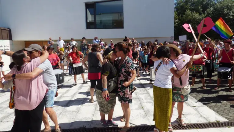 Besos frente al Consistorio de Santa Cruz de Bezana. R.A.