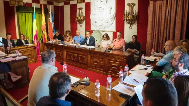 Concejales en el Pleno de Camargo.