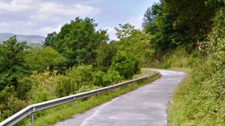 Carretera de acceso a Pisueña, en Selaya.