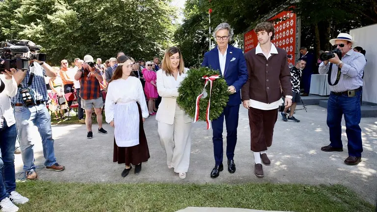 Ofrenda floral en el Día de las Instituciones.