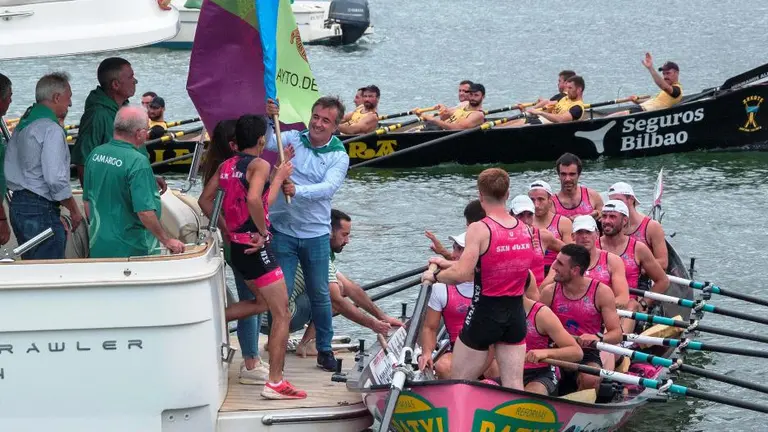 Entrega de la bandera a la trainera de San Juan.