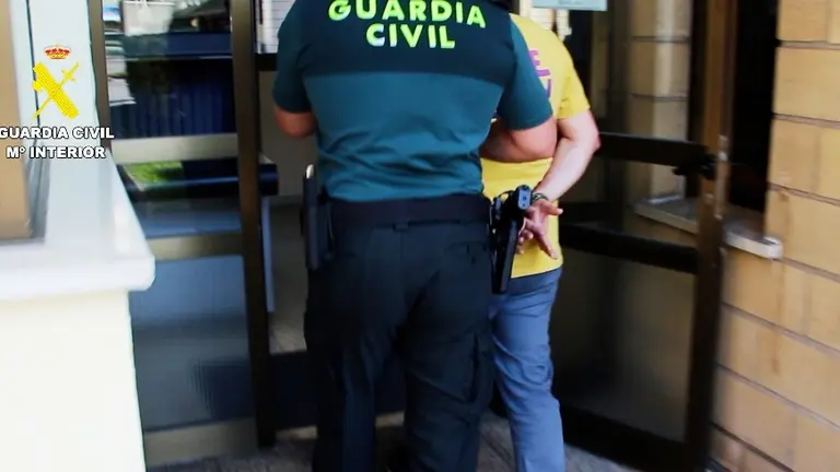 Uno de los detenidos en la presunta estafa por SMS.