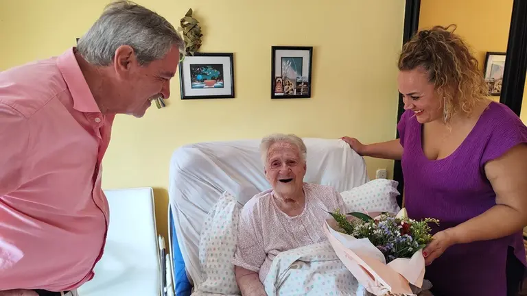 Ángela Ruiz Martínez, vecina de Hinojedo, tras alcanzar los 100 años de edad.
