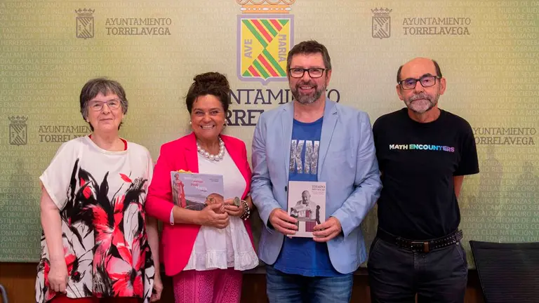 Presentaci&oacute;n de las tres exposiciones en Torrelavega.