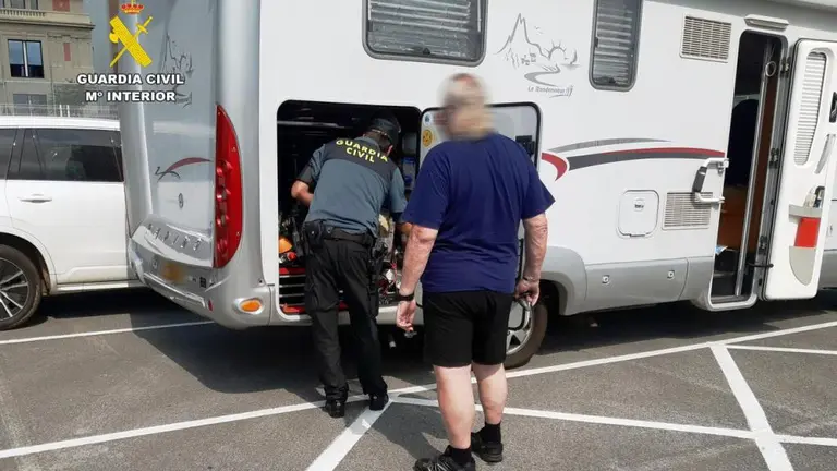 Autocaravana en el puerto Santander.