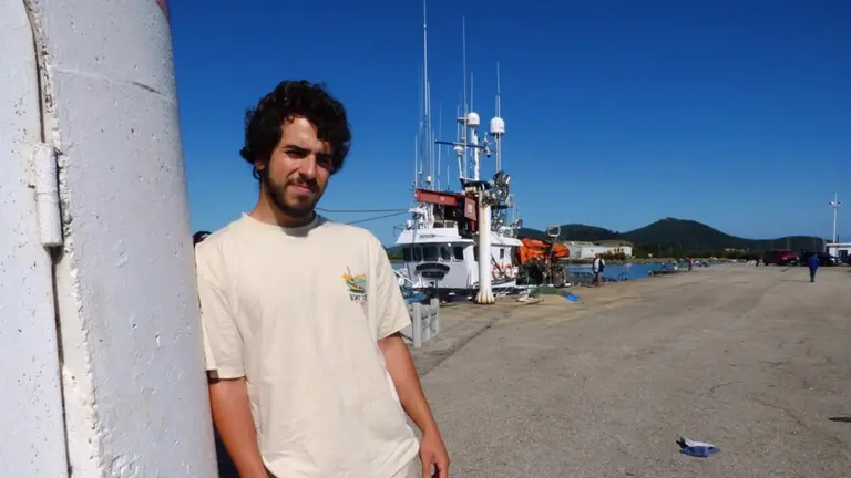 El santoñés Andoni Cruz Prada en el puerto de Santoña. R.A.