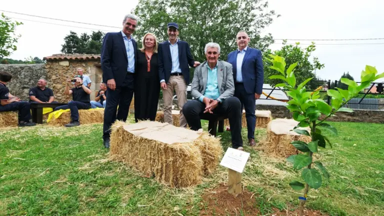 El consejero de Fomento, Ordenación del Territorio y Medio Ambiente, Roberto Media, asiste a la fiesta de Los Limones Solidarios.