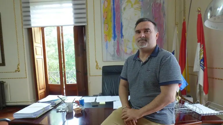 El alcalde de Santoña, Jesús Gullart (Santoñeses), en su despacho del Ayuntamiento. R.A.