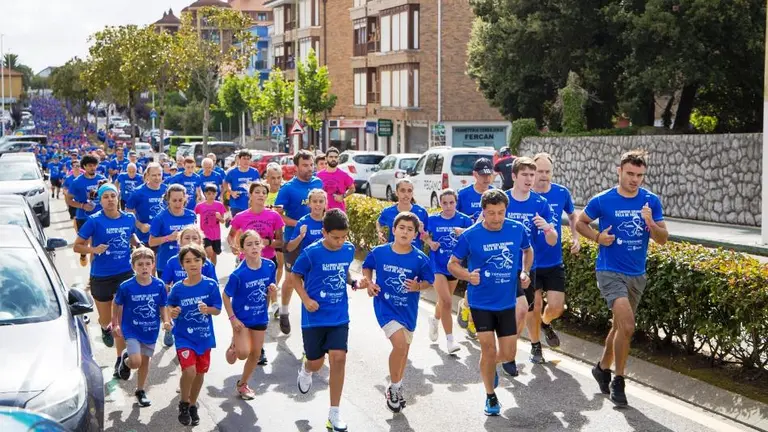 Participantes en la prueba solidaria de Noja.