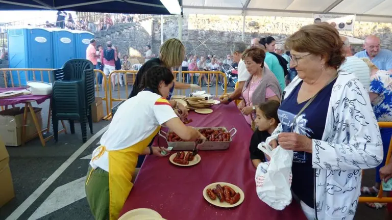 Reparto del chorizo en San Mam&eacute;s, en Meruelo. R.A.