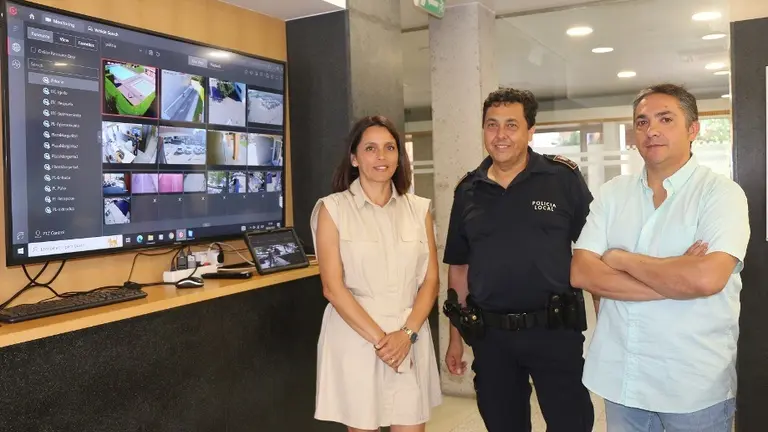 Visita al sistema de cámaras en la Policía Local.