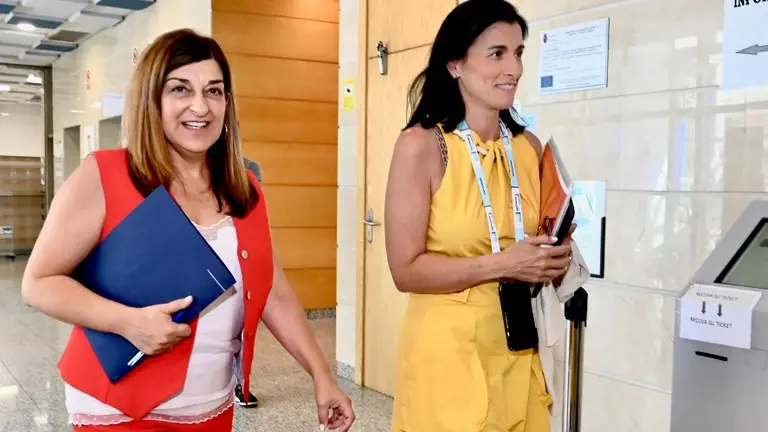 Reunión entre la presidenta regional y la alcalde de Santander.