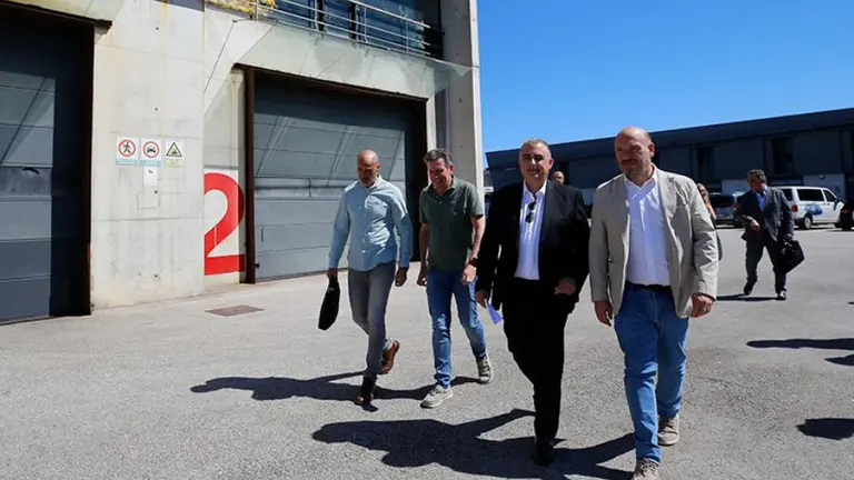 Las autoridades pol&iacute;ticas visitan el puerto de Laredo.