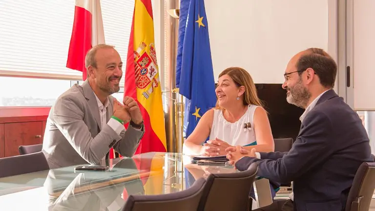 Encuentro entre las autoridades políticas.
