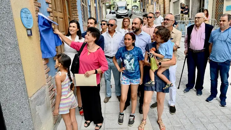 Colocación de la placa a Enrique Fernández.