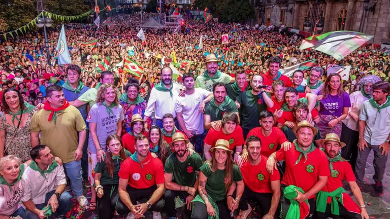 Autoridades pol&iacute;ticas municipales y los pregoneros en Torrelavega.