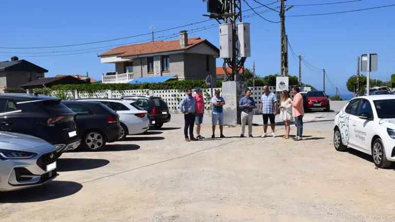 Zona de aparcamiento en las inmediaciones de l a playa de La Arnía.