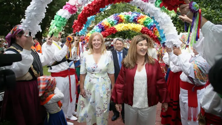 Las presidentas de Cantabria y el Parlamento en el Día de Cantabria.