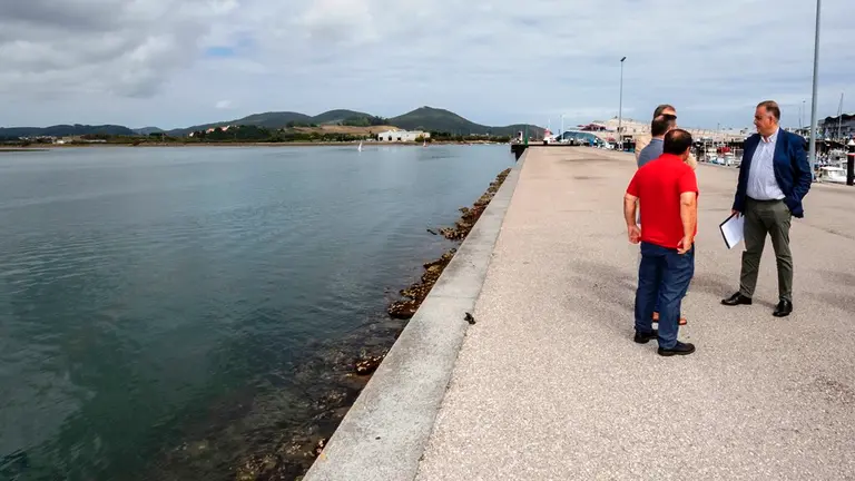 El consejero de Fomento, visitó el puerto pesquero de Santoña.