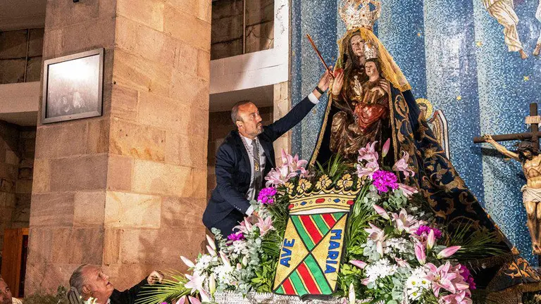 Entrega del bast&oacute;n de mando a la Virgen Grande en Torrelavega.