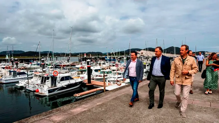 El consejero de Fomento, Roberto Media, en su visita al puerto de Santoña con las autoridades locales.