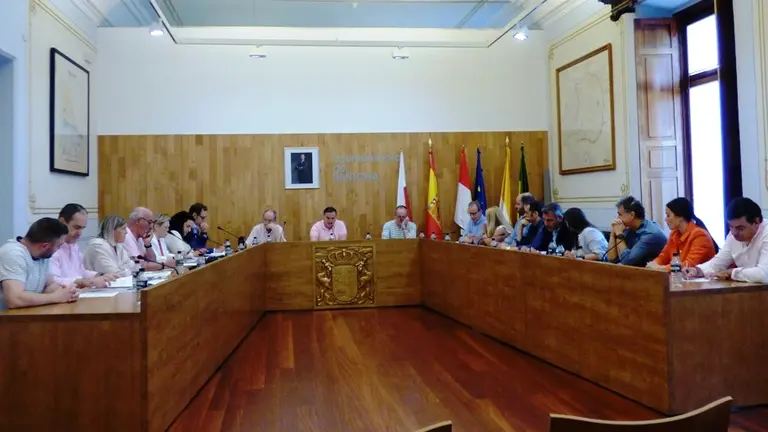 Los concejales en el Pleno de Santoña. R.A.