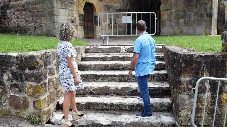 Obras en el exterior del Santuario de la Virgen de Valencia, en Piélagos.