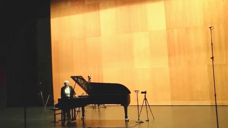 El pianista Grigori Solokov sobre el escenario.