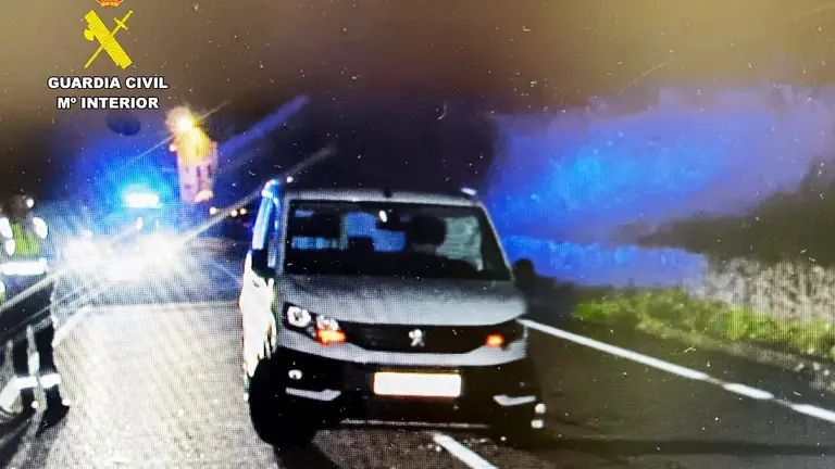 Vehículo abandonado en la carretera.