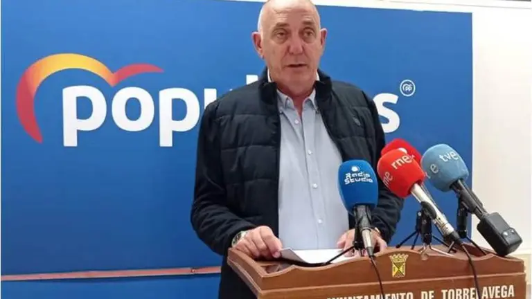 El concejal del PP, Francisco Trueba, en la rueda de prensa.