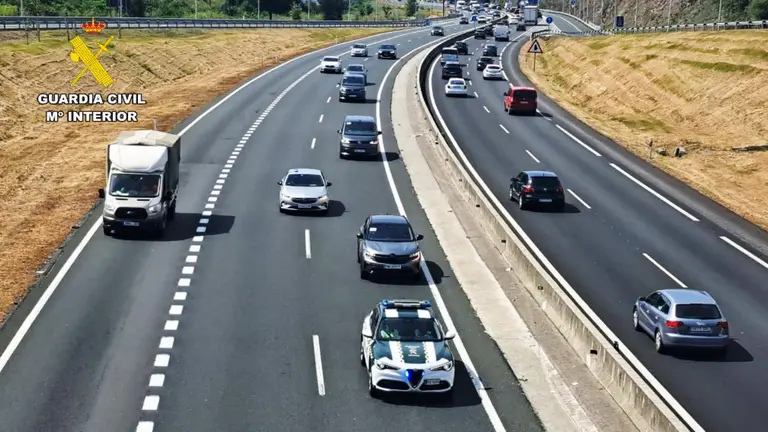 La Guardia Civil interceptó el vehículo en la autovía.