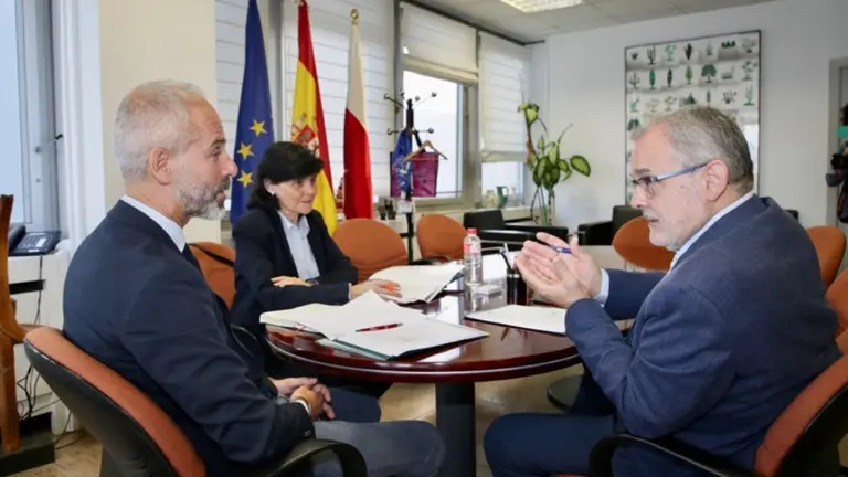 El consejero de Educaci&oacute;n con el rector de la UC.