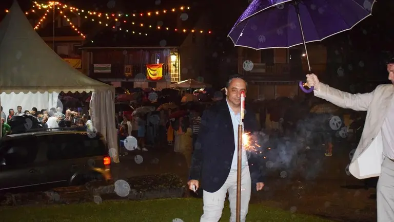 Disparo del chupinazo por el alcalde de Pi&eacute;lagos, Carlos Caram&eacute;s.