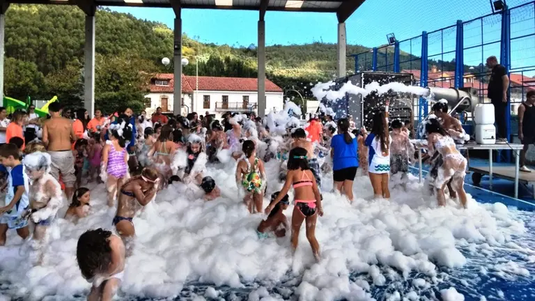 Fiestas de la espuma en Argo&ntilde;os. R.A.