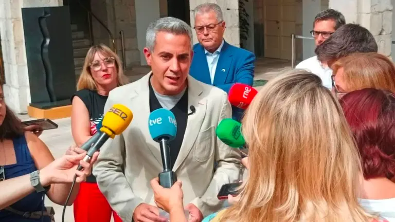 El portavoz del PSOE, Pablo Zuloaga, en el Parlamento.