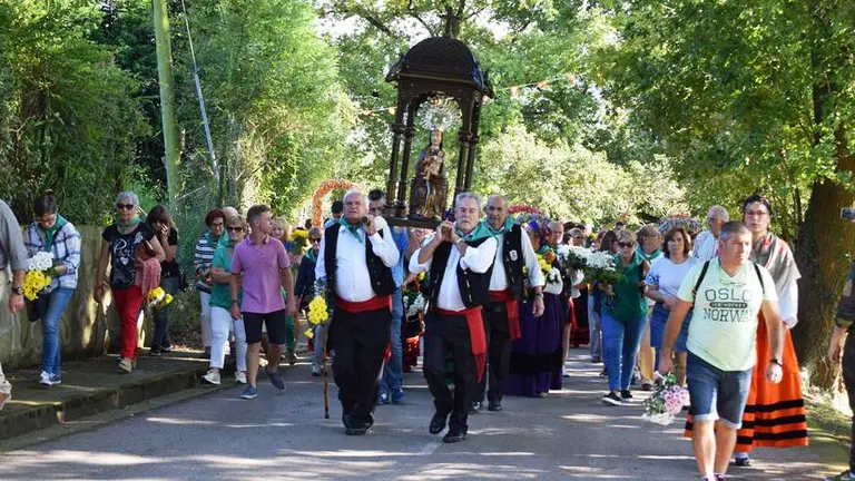 Ofrenda floral con los vecinos a la Virgen de Valencia.