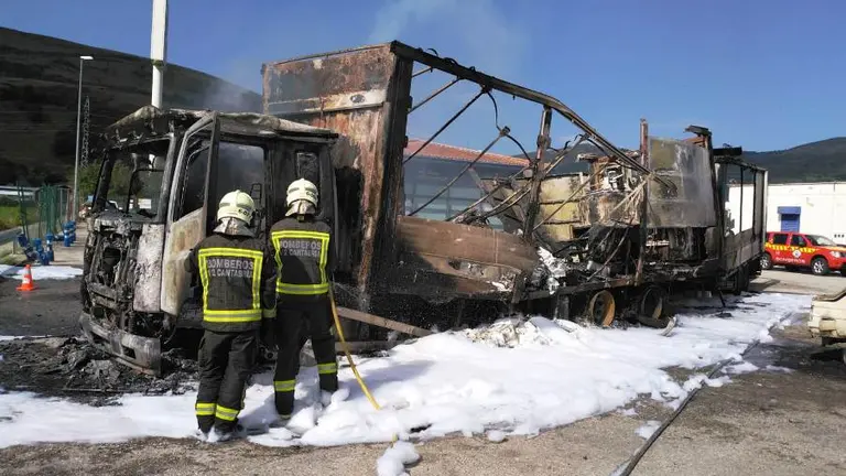 Incendio en el vehículo en Arenas de Iguña.